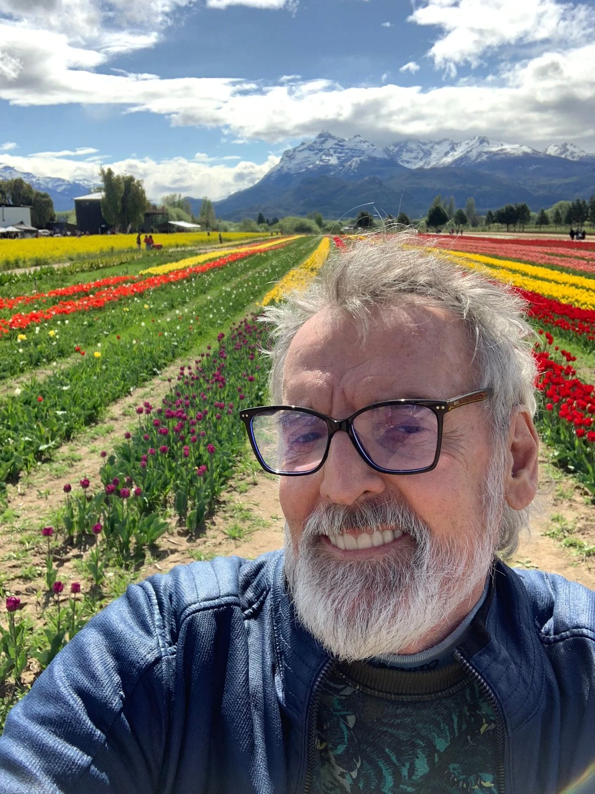 Desfile de Benito Fernández en campo de tulipanes