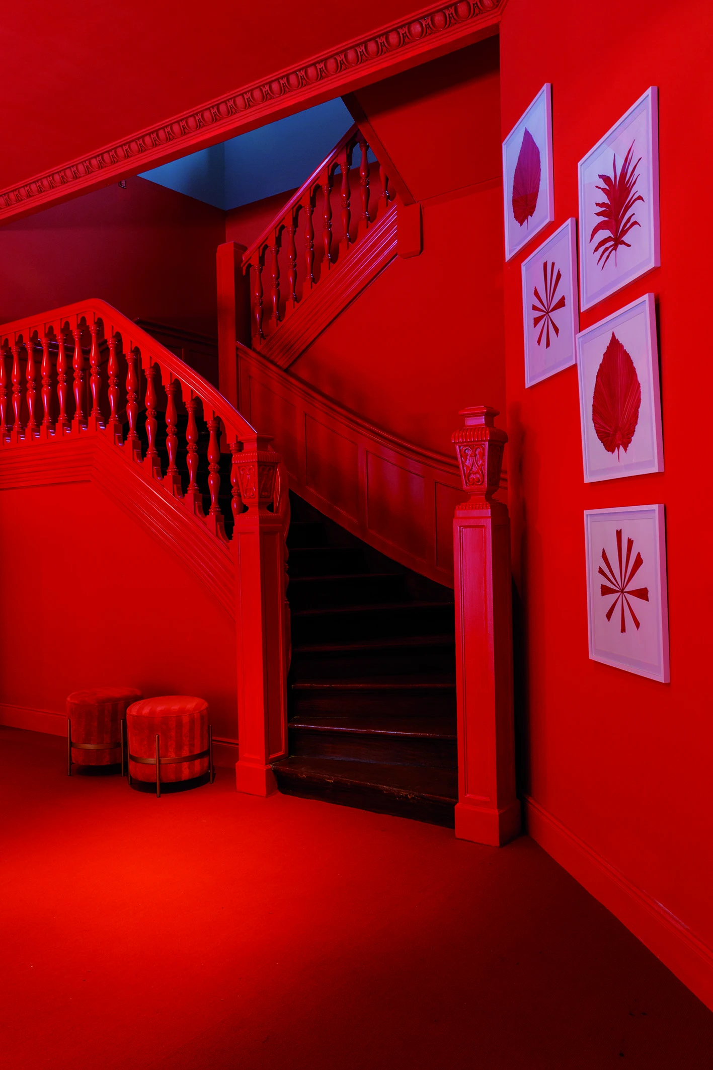 Escaleras en rojo de Red Hall. 