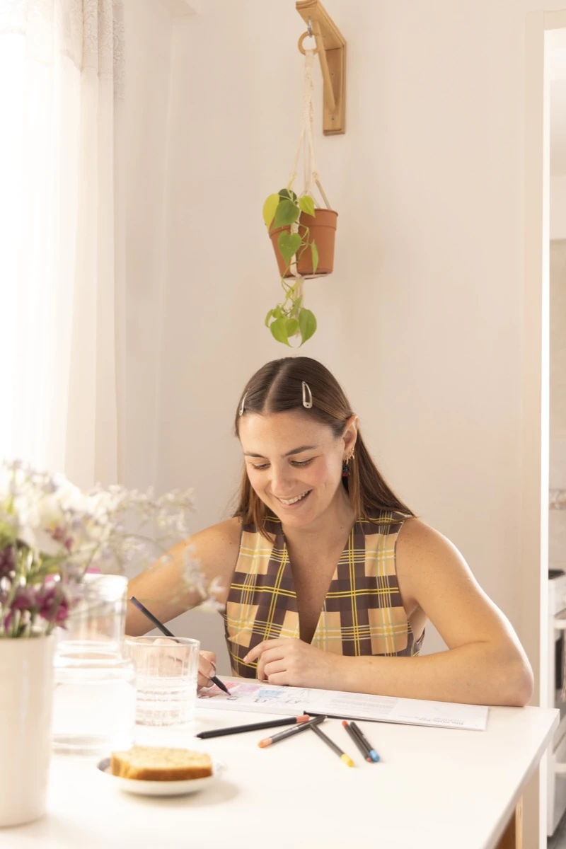 Momento de recreación, en el comedor, entre el living y la cocina. 