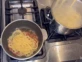 Esteban Bullrich y su hijo Lucas, que preparó la receta de spaghetti a la carbonara siguiendo las indicaciones de su papá