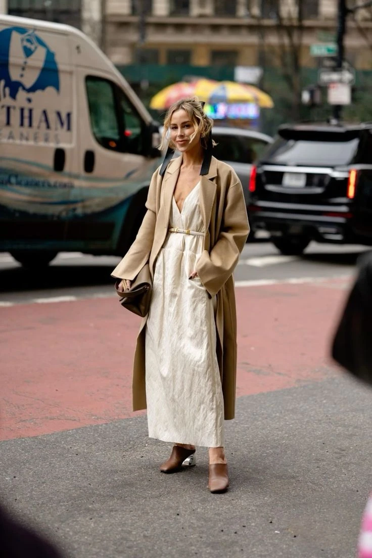 Looks con trench para días de lluvia y calor según el street style