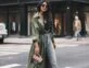 Looks con trench para días de lluvia y calor según el street style