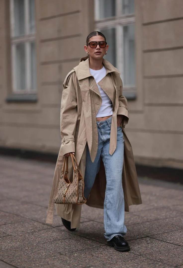 Looks con trench para días de lluvia y calor según el street style