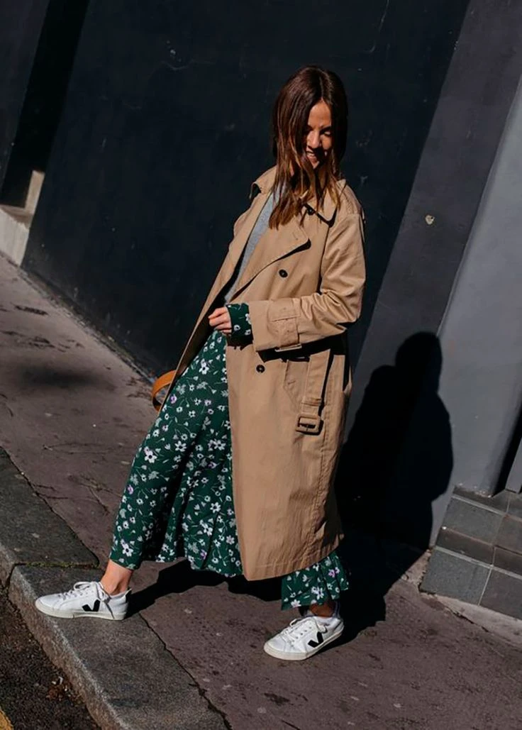 Looks con trench para días de lluvia y calor según el street style