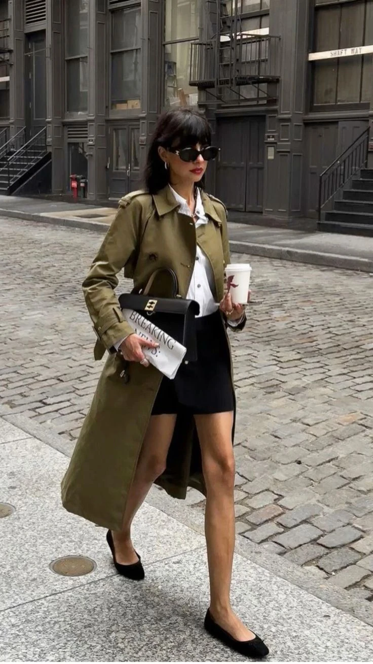 Looks con trench para días de lluvia y calor según el street style