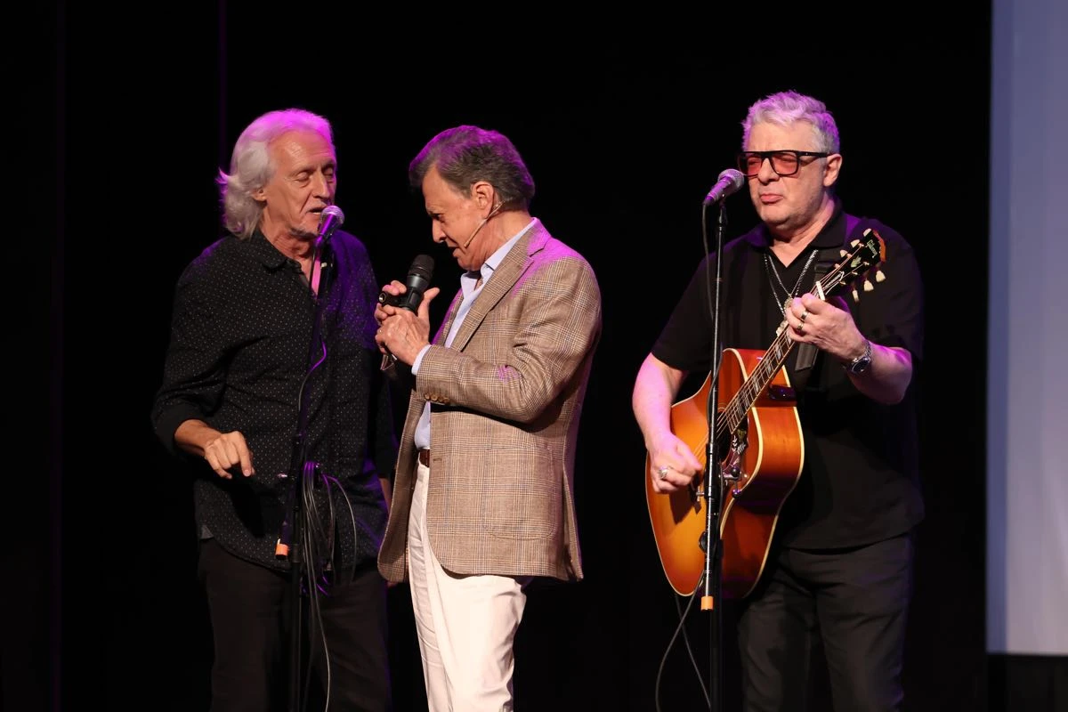 Palito junto a Juance y Nito Mestre en el escenario cantando "Popotitos". 