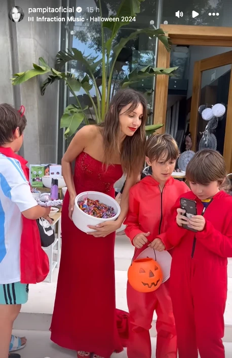 Pampita en su casa de Nordelta celebrando Halloween