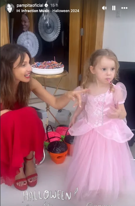 Pampita en su casa de Nordelta celebrando Halloween