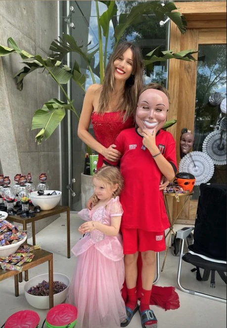 Pampita en su casa de Nordelta celebrando Halloween