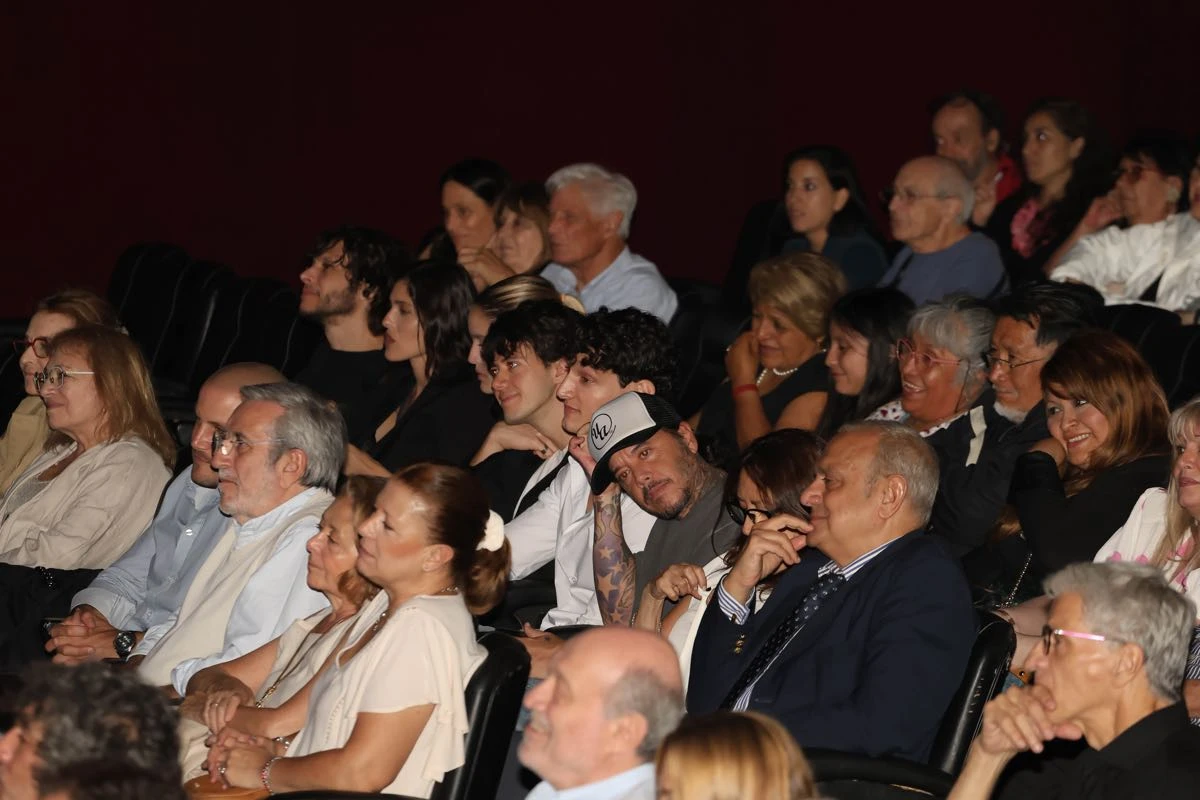 Hijos y nietos en la platea escuchando a Palito 