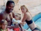 OJ Simpson y Nicole Brown, con sus dos hijos.