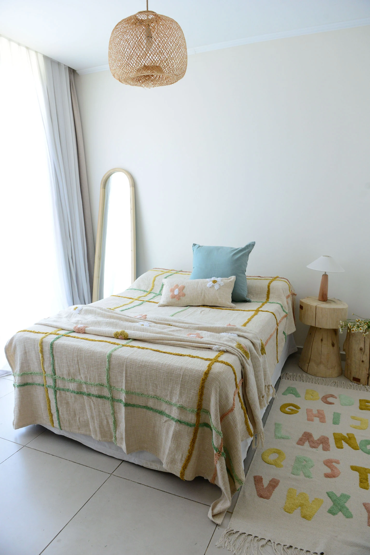 La ropa de cama y la alfombra de @anotherhomedeco suman el toque de color justo a la habitación.