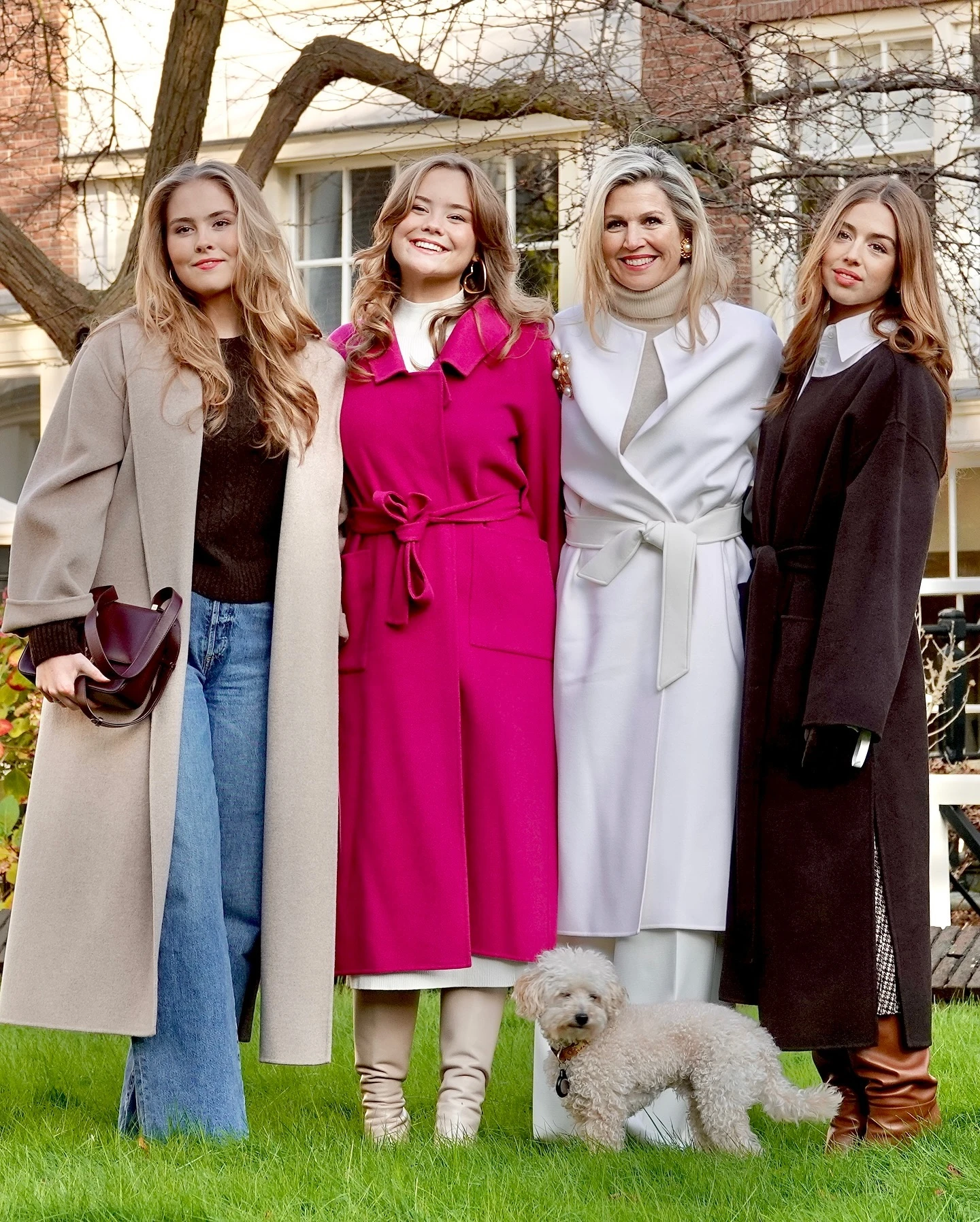 Máxima y sus hijas muestran los abrigos tendencia del invierno 2025 en la foto navideña familiar 