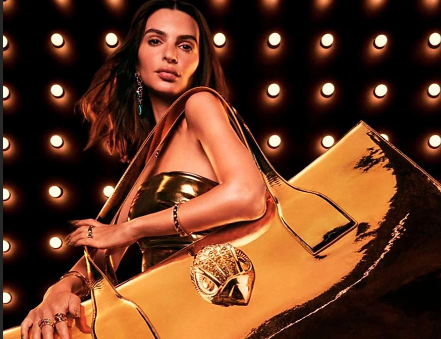 Emily Ratajkowski en la campaña de Navidad de Kurt Geiger.