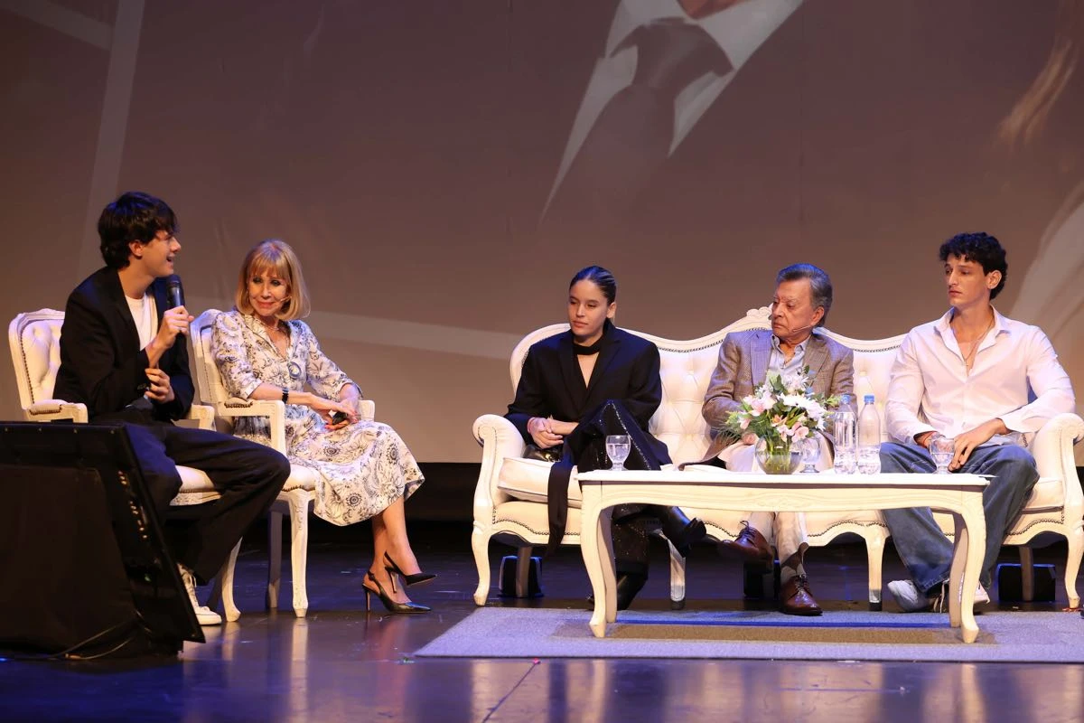 Su familia sobre el escenario. 