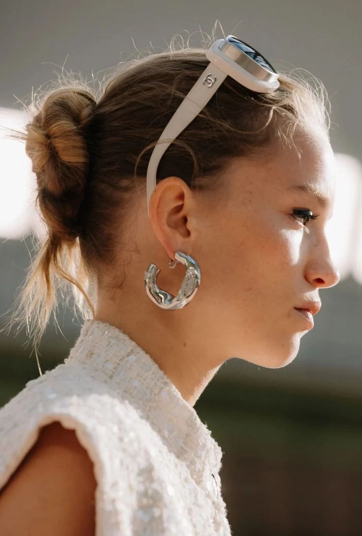 Vuelven los baby hairs Chanel los impone como tendencia 2025