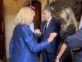 El momento en el cual Brigitte Macron elogia el vestido de Belén Ludueña