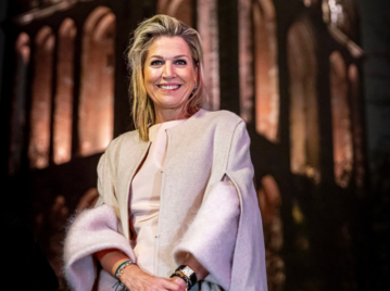 Máxima deslumbró con un sofisticado look rosa empolvado para el encendido de la Torre Dom