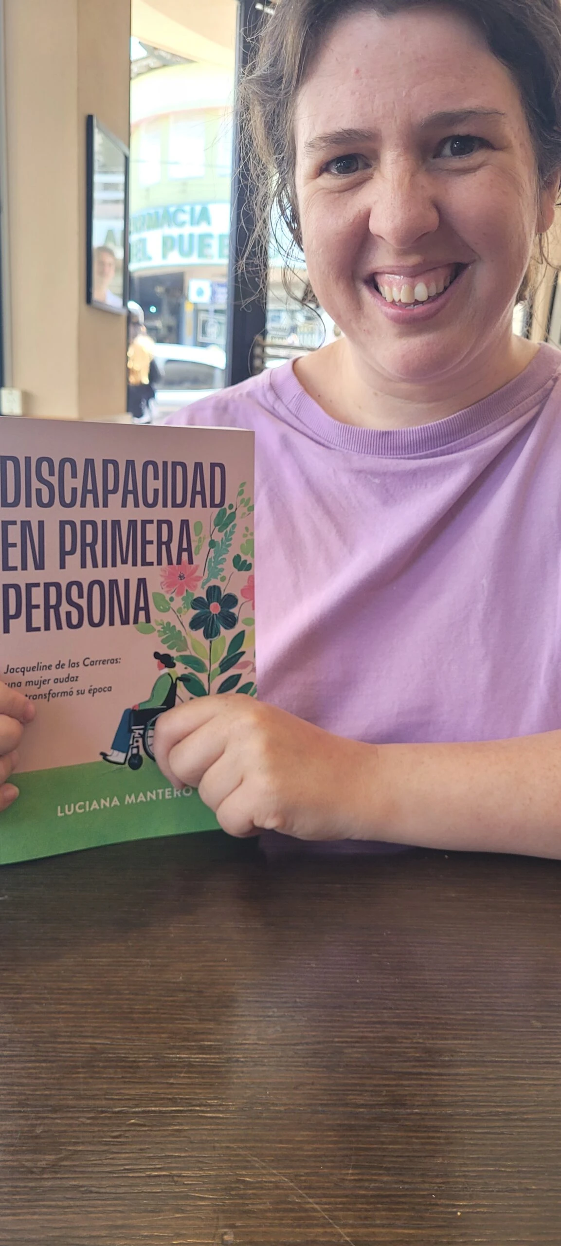 es licenciada en Psicopedagogía, conferencista. Tiene una parálisis cerebral que afecta su motricidad. 