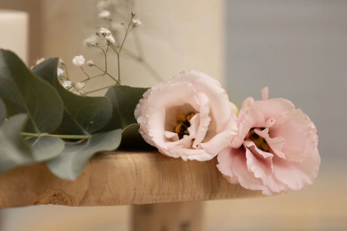 Las flores naturales aportan mucho a la experiencia sensorial de una decoración de Navidad. 