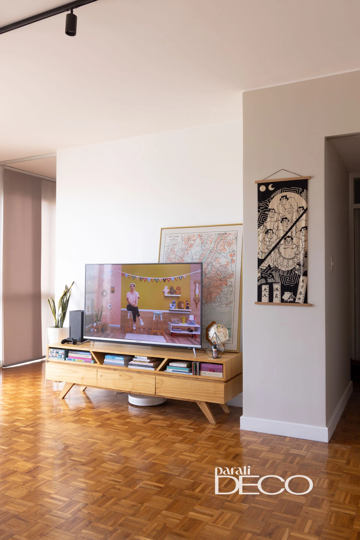 En el living, un mueble para la tevé y la play vintage hace juego con el piso de parquet sesentoso. 