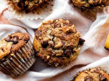 Cómo preparar muffins de banana, chips de chocolate y crumble: la receta ideal para tus meriendas