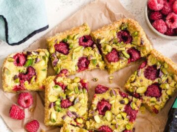 Blondies con frambuesa y pistachos: la receta ideal para sorprender a tus invitados