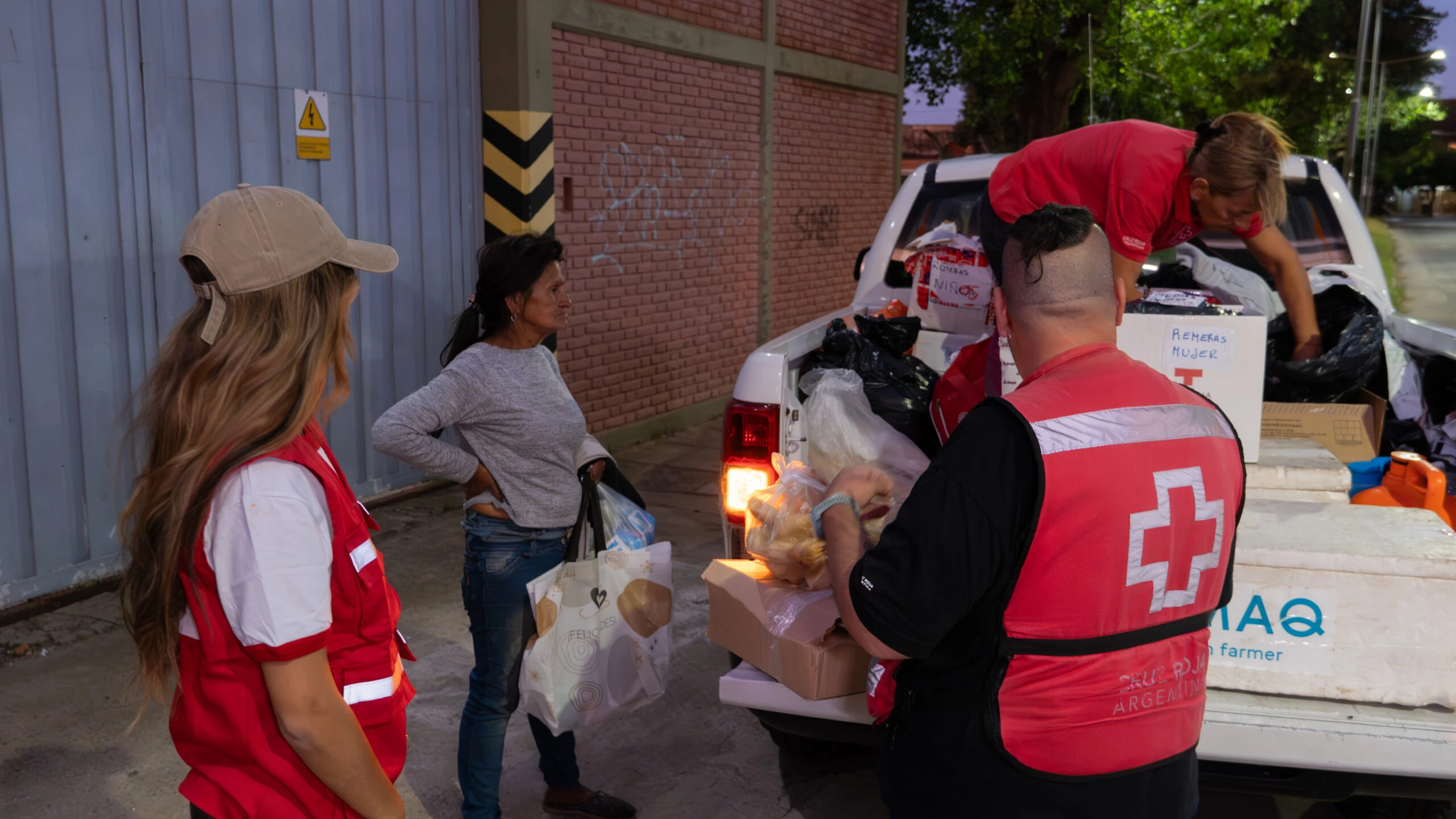 Juli Poggio entrega alimentos