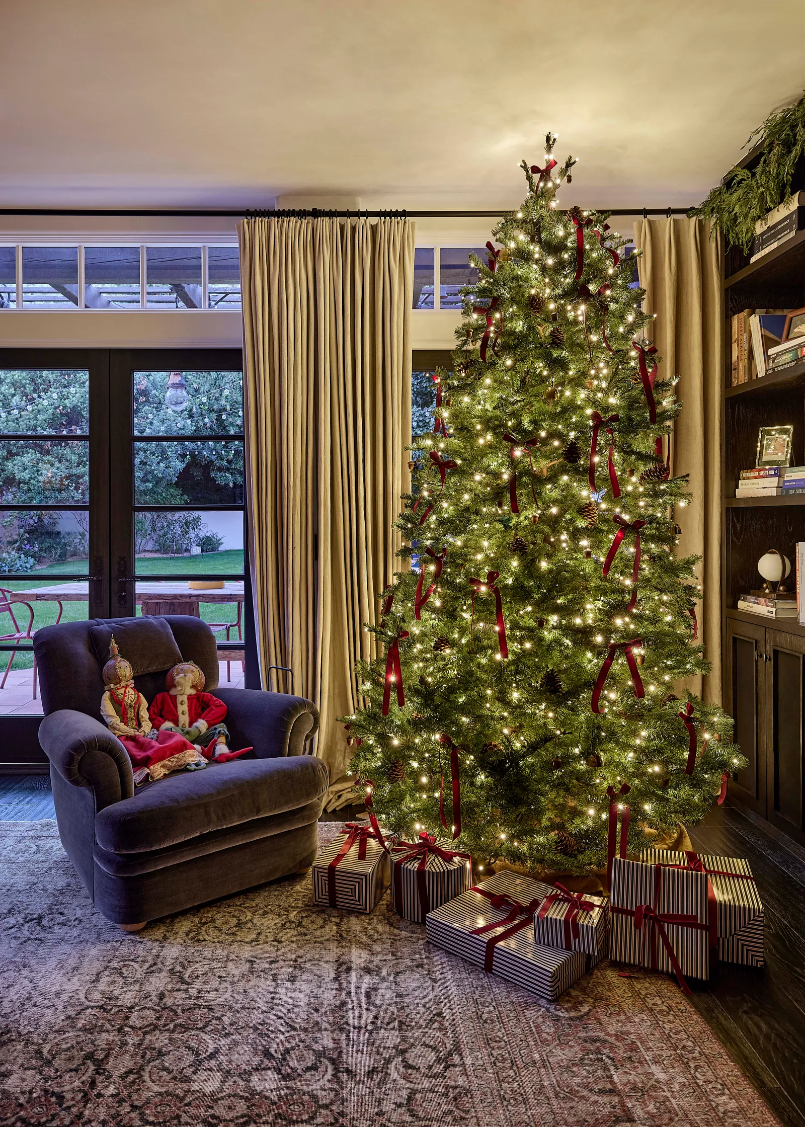 El árbol de Navidad y figuras de Papá Noel que le regaló su mamá, Kris Jenner. 