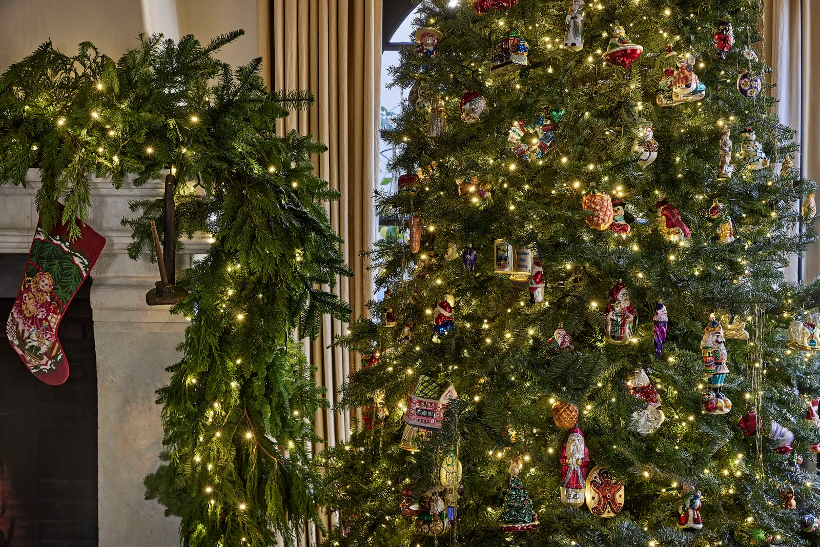 El árbol de Navidad de Kendall Jenner, con adornos vintage de Christopher Radko. 