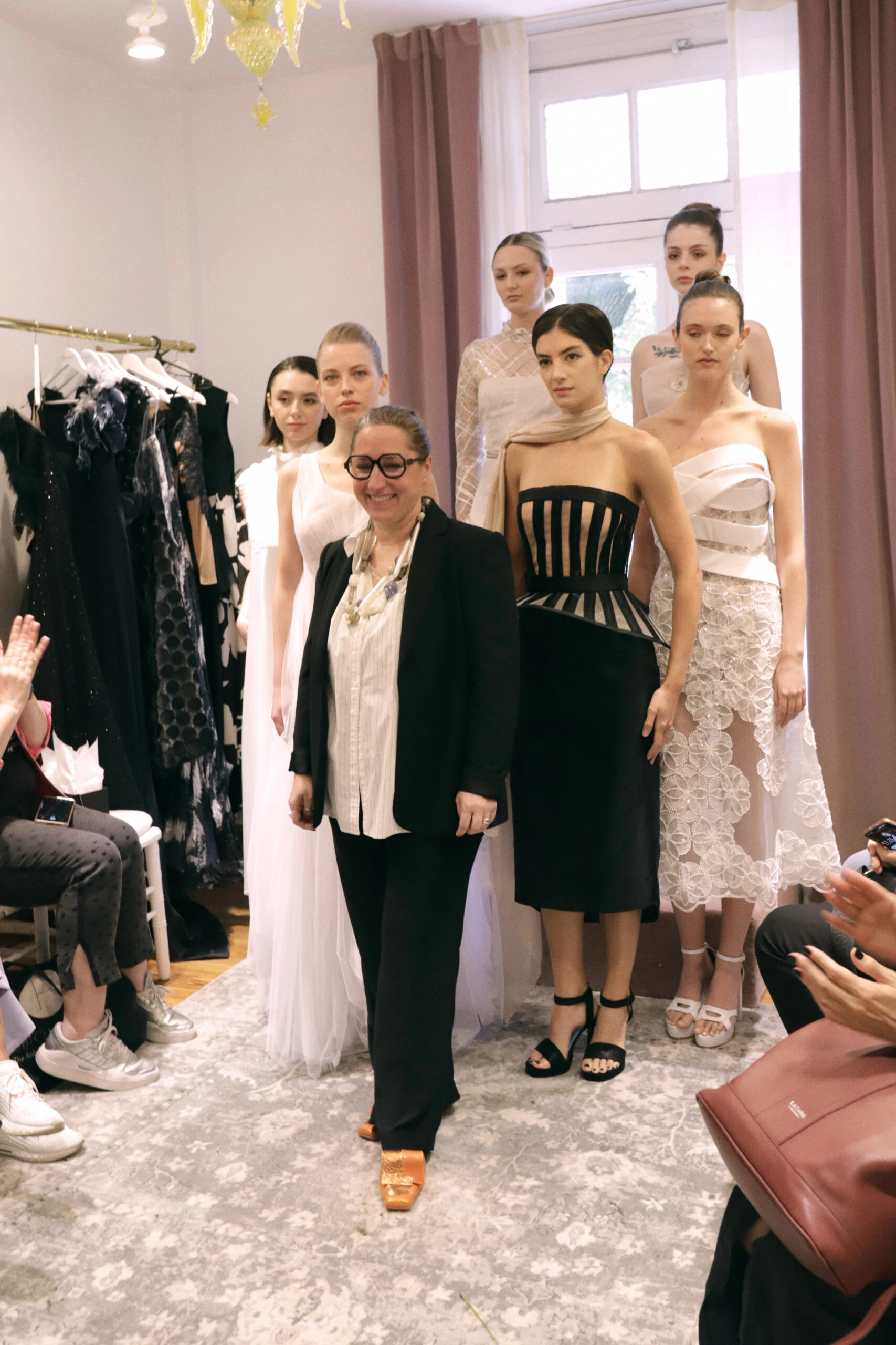 Nuria Bueno junto a las modelos en su atelier. 