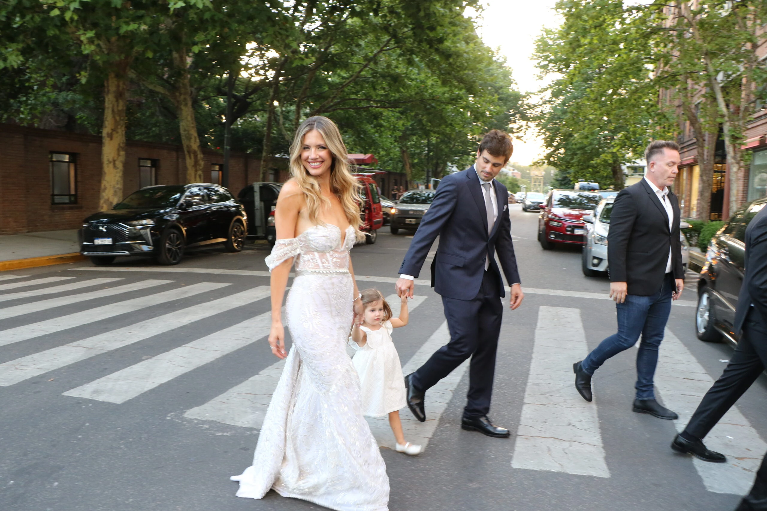 Stephannie y Guido se retiran de la ceremonia con Ari, su hija