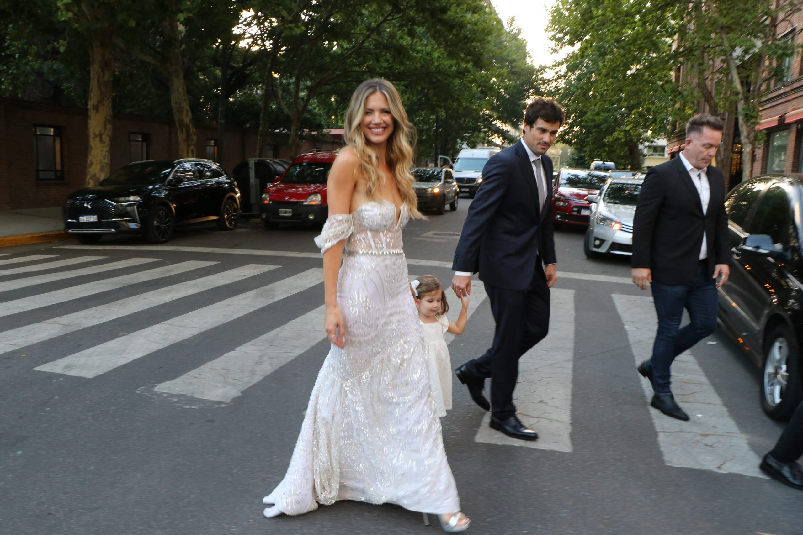 Stephannie y Guido se retiran de la ceremonia con Ari, su hija