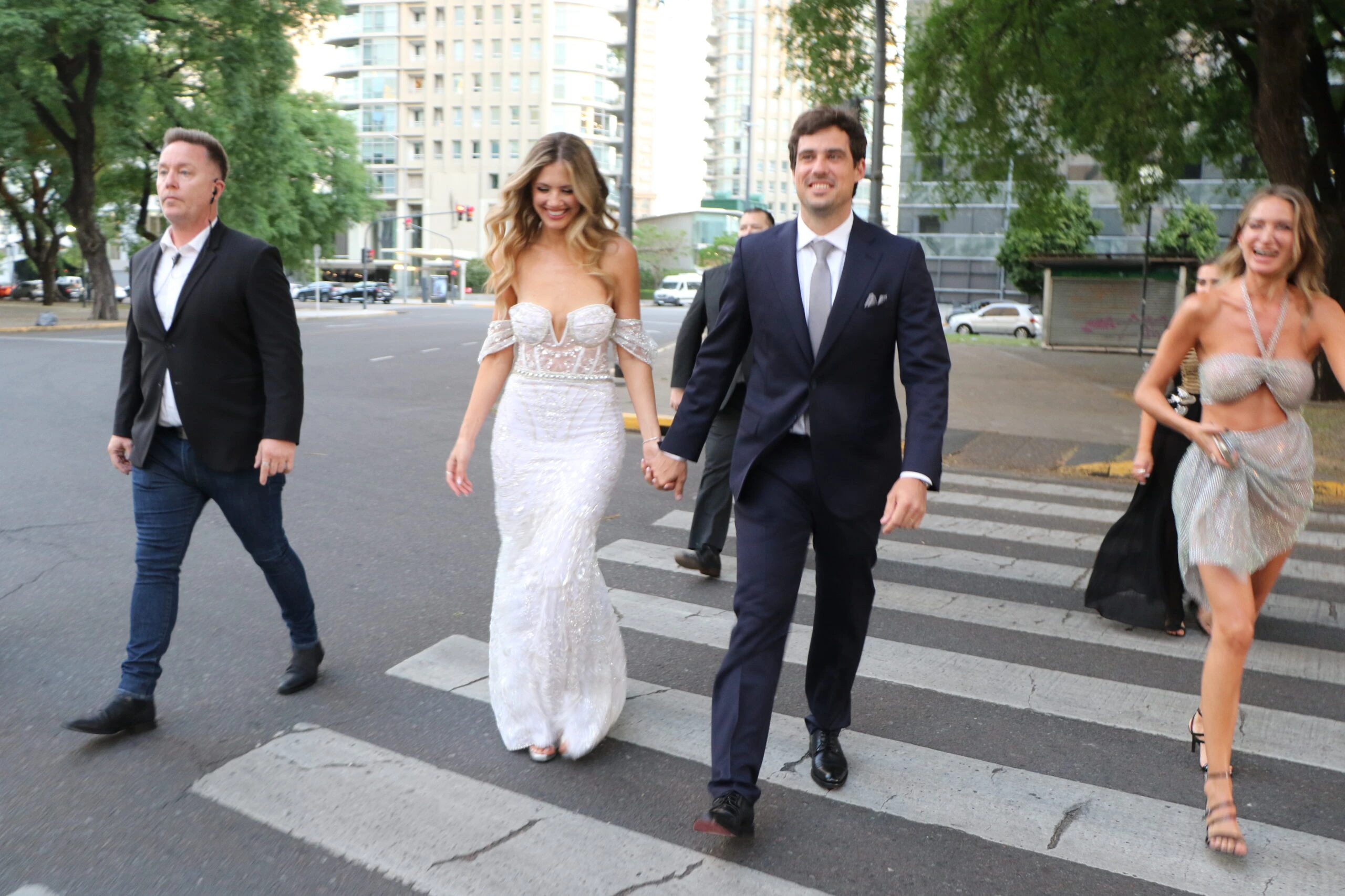 Stephannie y Guido se retiran de la ceremonia con Ari, su hija