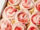 Strawberry cinnamon rolls: la receta para empezar más arriba tus mañanas