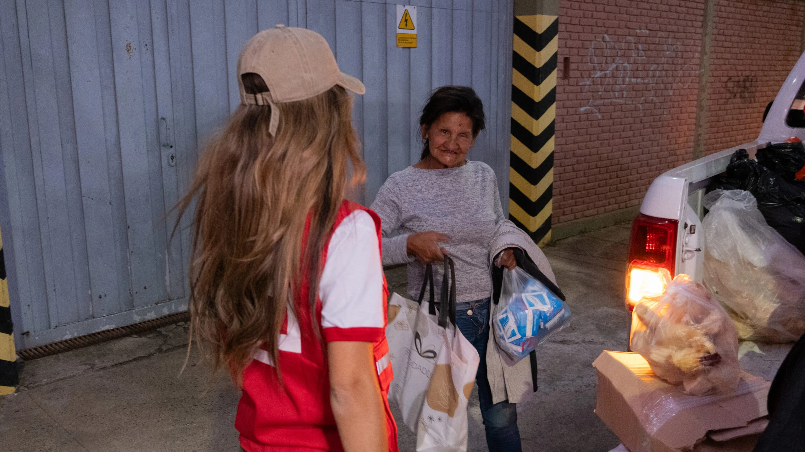 Juli Poggio entrega alimentos