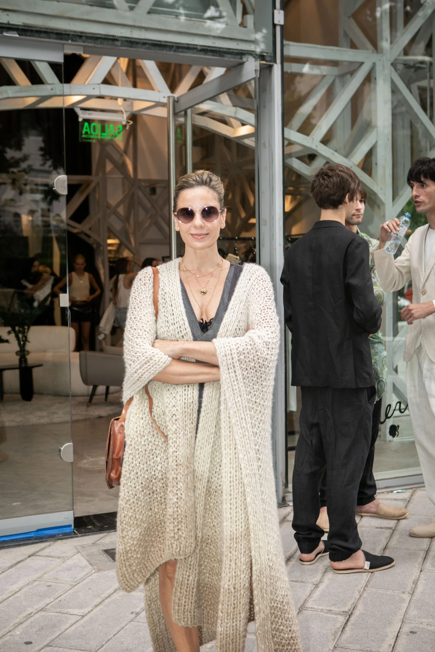 Julieta Cardinali con una prenda tejida, última tendencia en moda. 