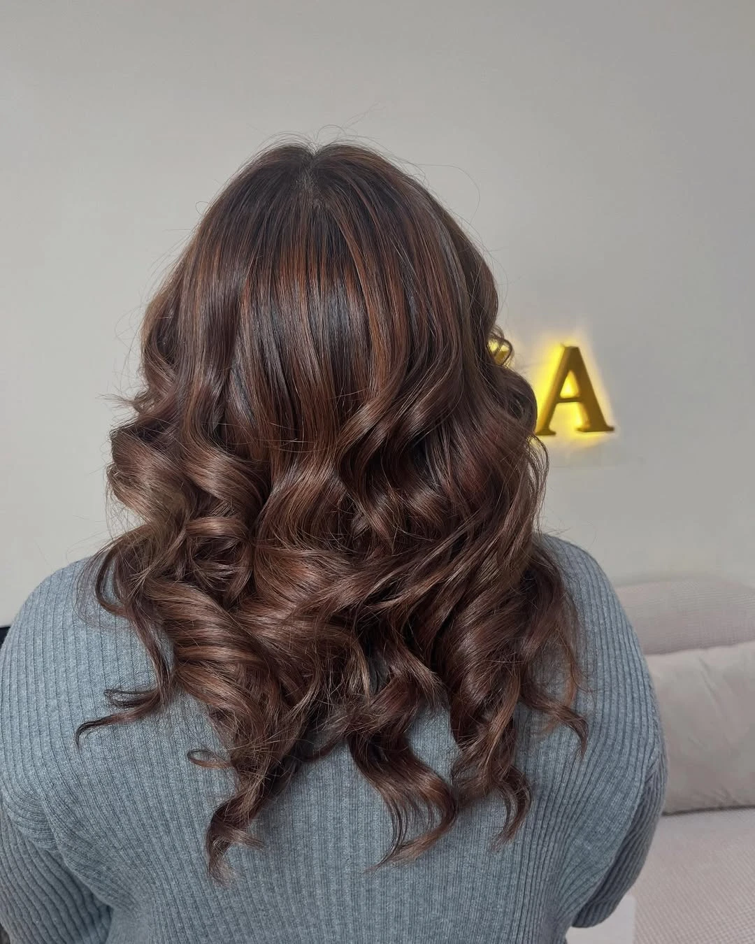 así se lleva el mocha mousse en el pelo