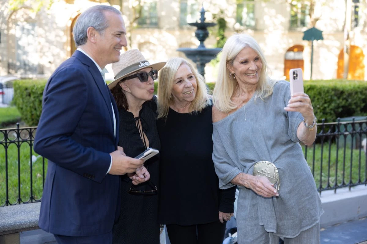 selfie Javier Iturrioz , Graciela Borges , Grace Camara y Evelyn Scheild