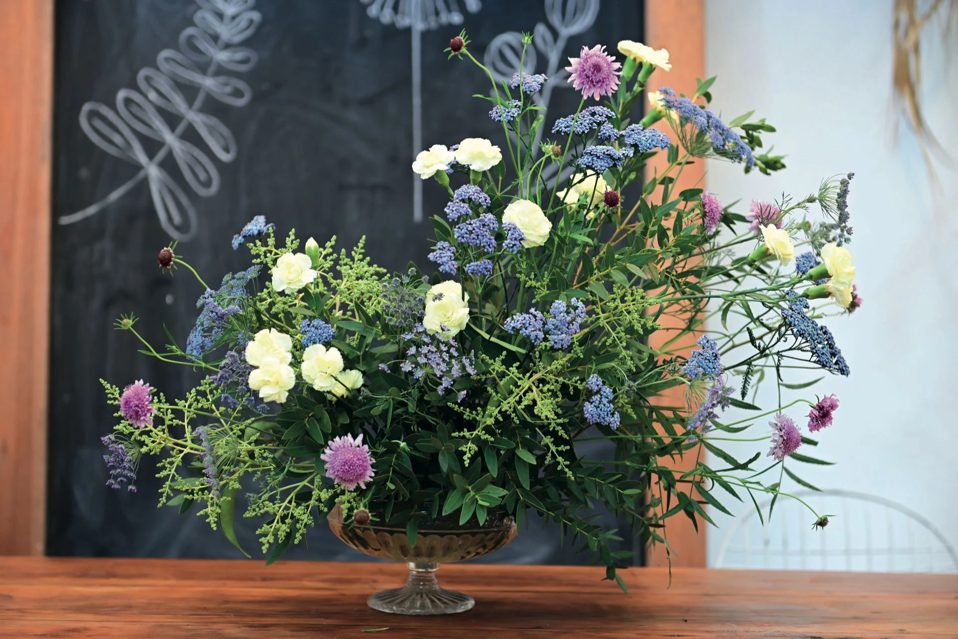 Un arreglo floral que se destaca por su natural armonía cromática y delicadeza. 