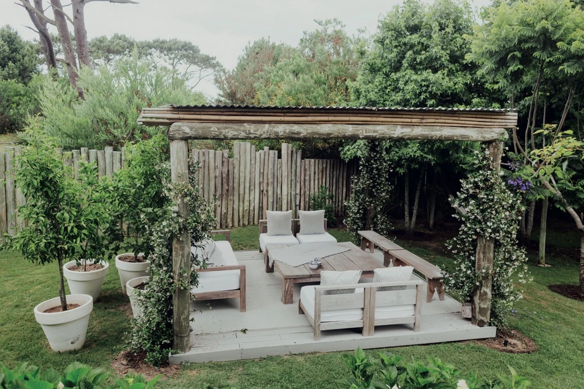 Una pérgola en el jardín de una casa de vacaciones: otro espacio soñado para decorar un refugio a cielo abierto. 