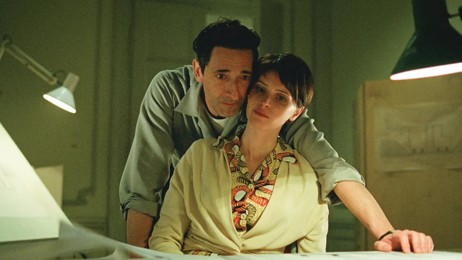 The Brutalist” cuenta la historia del arquitecto húngaro Lazlo Toth (Adrien Brody) y su esposa (Felicity Jones). 