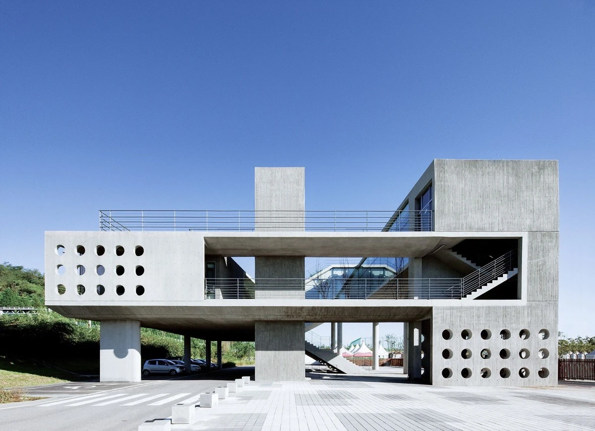 Residencia modelo del neo brutalismo x IDMM Architects. 