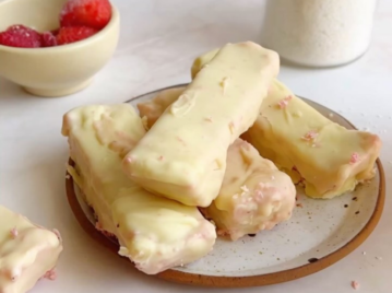 Barritas de coco, frutilla y yogurt: el snack saludable ideal para la playa