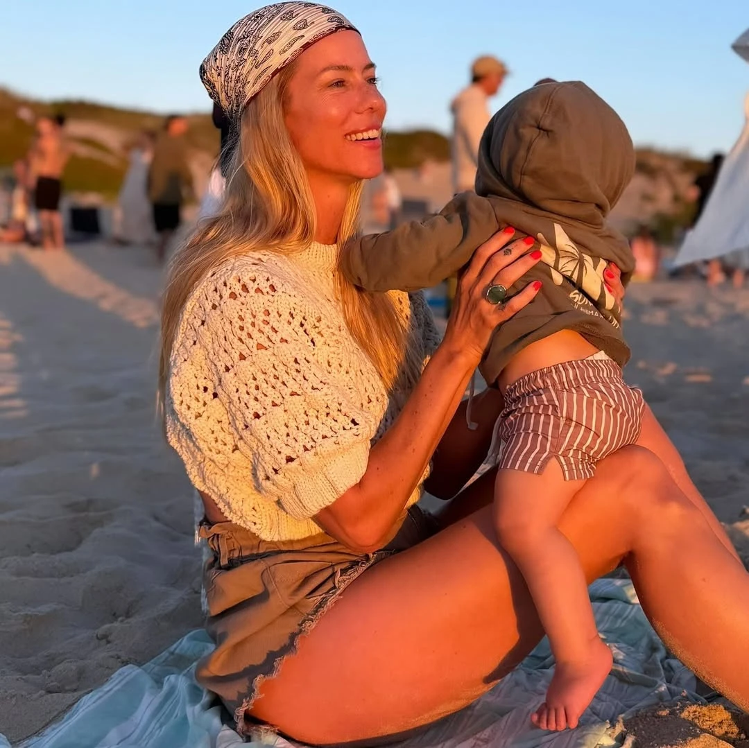 Nicole Neumann con pañuelo en la cabeza