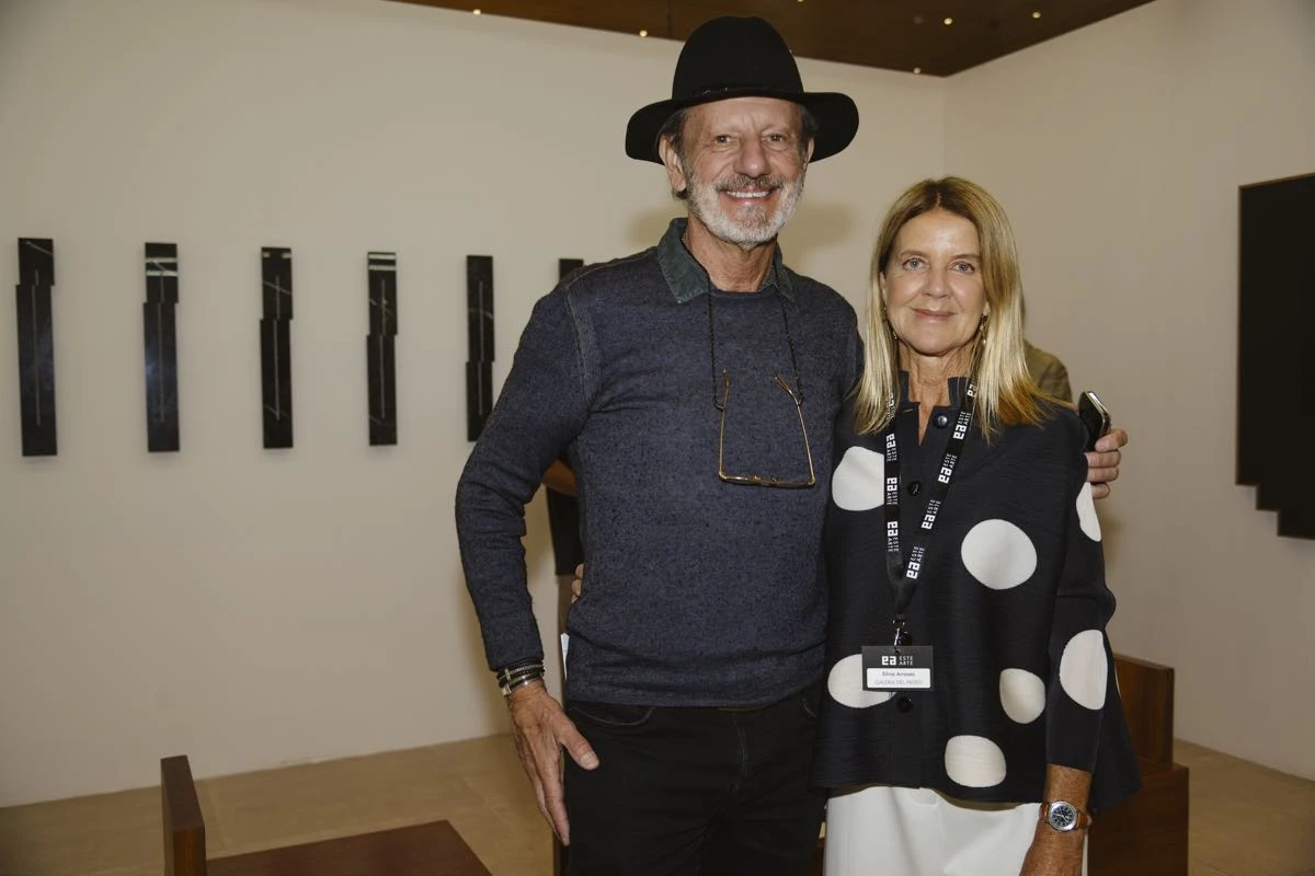 El artista Roberto Vivo junto a la galerista Silvia Arrozes en el preview de Este Arte69