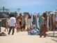 Andrea Frigerio compró ropa en la playa y paseó con sus nietos