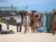 Andrea Frigerio compró ropa en la playa y paseó con sus nietos