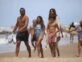 Andrea Frigerio compró ropa en la playa y paseó con sus nietos