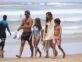 Andrea Frigerio compró ropa en la playa y paseó con sus nietos